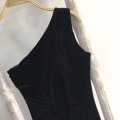 斜肩皱褶开叉丝绒礼服